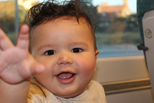 bebe-acontramarcha-coche-auto-viaje-